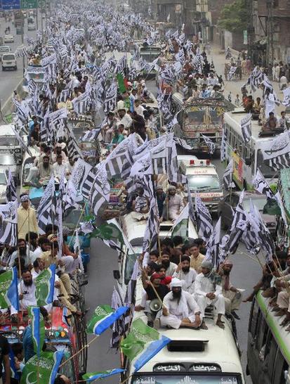 数万名巴基斯坦人举行游行 抗议重启北约后勤补给线