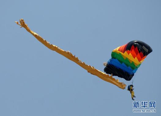 空军八一飞行表演队和跳伞队联袂献艺