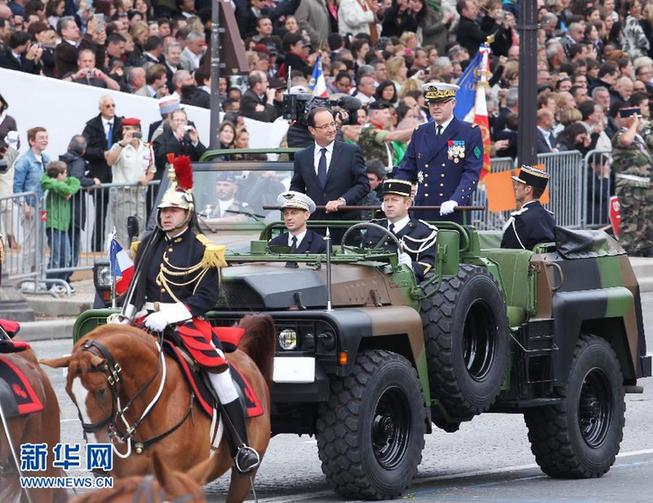 法国举行国庆阅兵式 总统奥朗德检阅部队