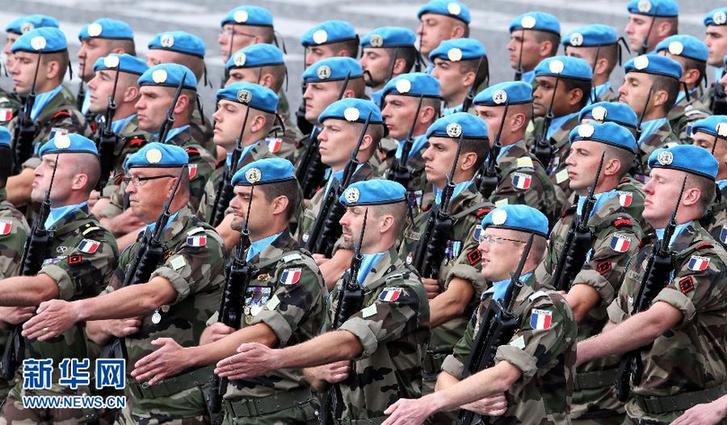 法国举行国庆阅兵式 总统奥朗德检阅部队