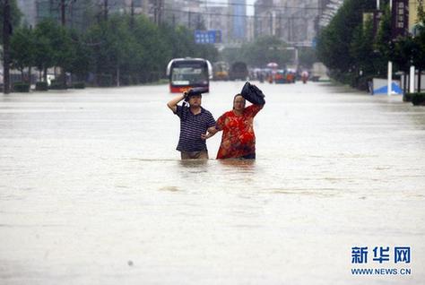 南方遭暴雨袭击 城区可“看海”