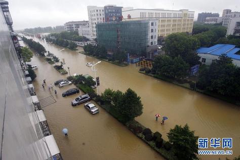 南方遭暴雨袭击 城区可“看海”