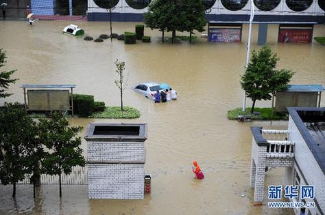 南方遭暴雨袭击 城区可“看海”