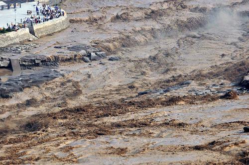 黄河陕西段现23年最大洪峰 壶口景区紧急关闭