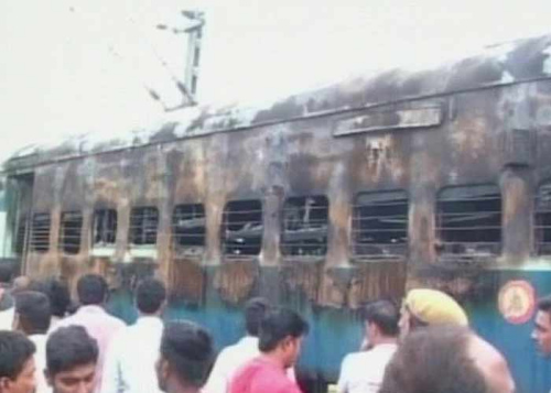 印度火车车厢凌晨起火 已致47人死亡多数尸体被烧焦