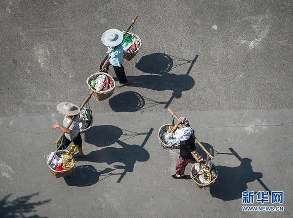 多地遭遇高温天——青岛海滨浴场成“人海”