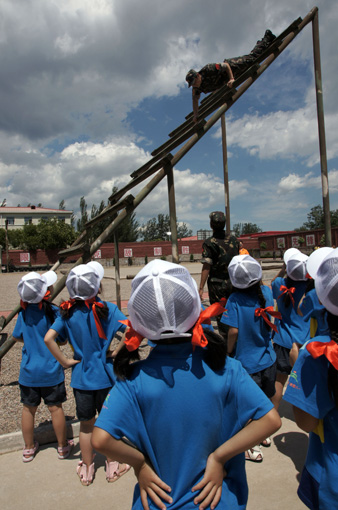 “童谣中国 欢歌八一”主题教育活动走进军营