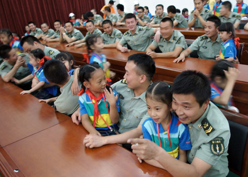 “童谣中国 欢歌八一”主题教育活动走进军营