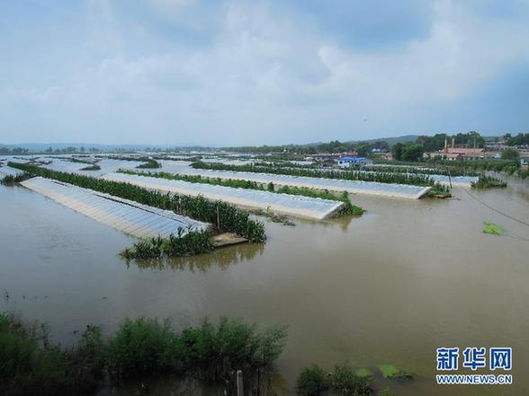 台风暴雨逼停京哈线70趟列车 冲锋舟进车站