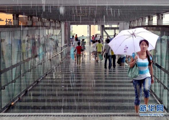 台风暴雨逼停京哈线70趟列车 冲锋舟进车站