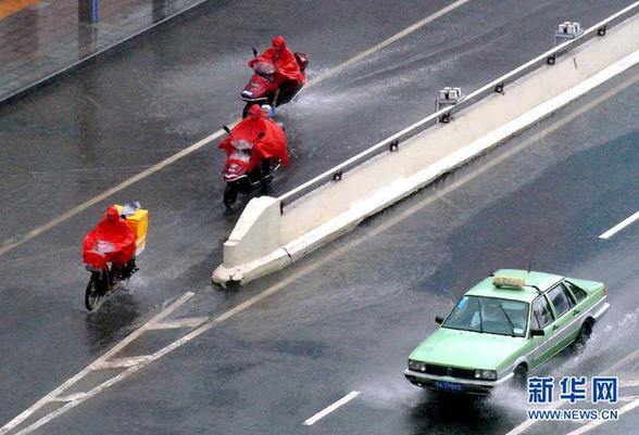 台风暴雨逼停京哈线70趟列车 冲锋舟进车站