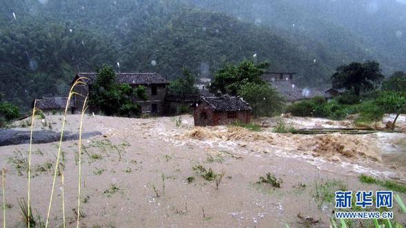 台风暴雨逼停京哈线70趟列车 冲锋舟进车站