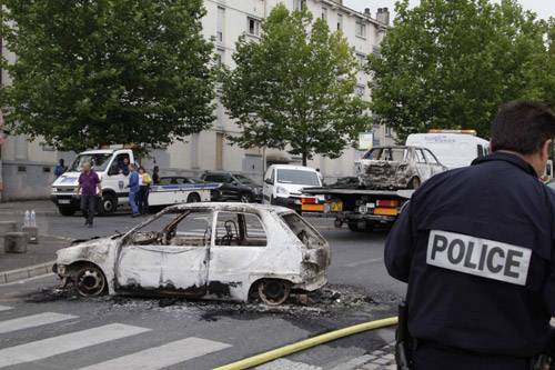 法国北部城市亚眠发生严重骚乱 16名警察受伤
