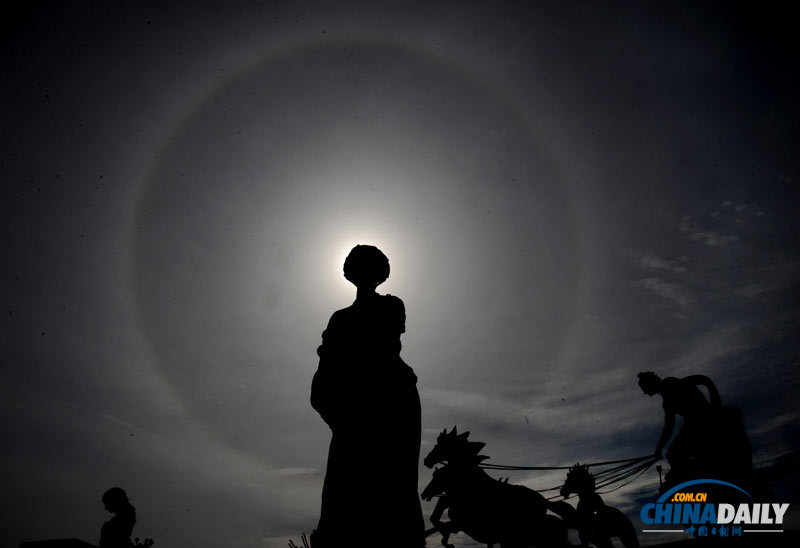 山东枣庄天空现“日晕”天象 太阳戴上彩色项圈