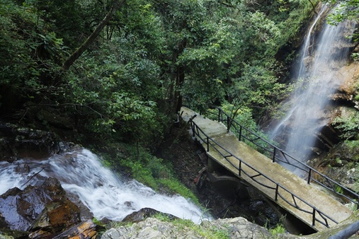 秋光里，穿越在黄山最原始的峡谷中“寻古探幽”