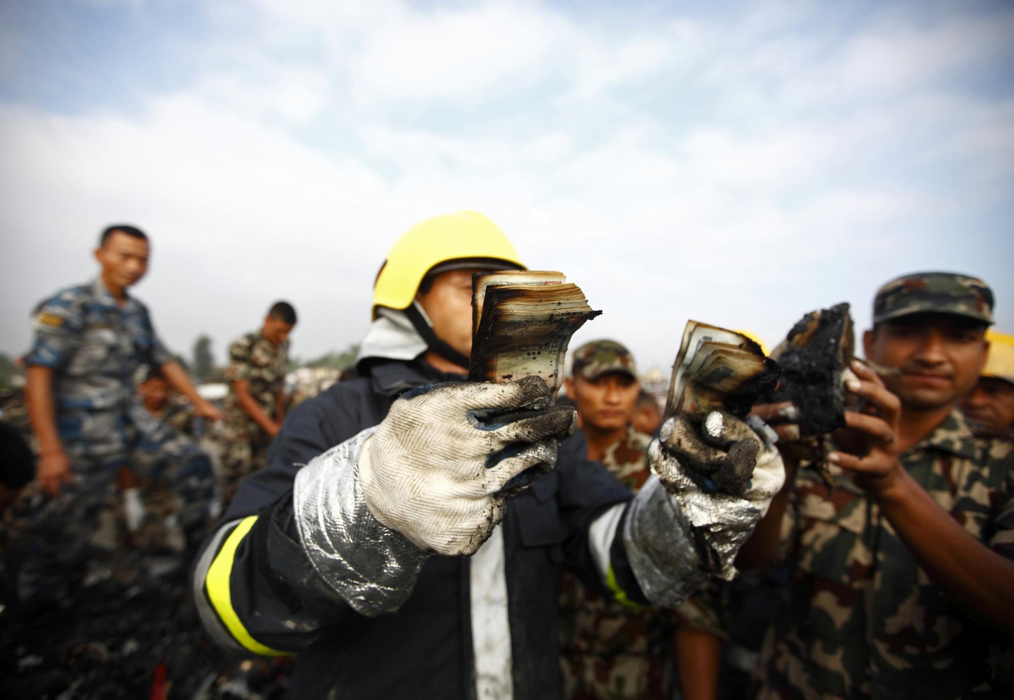 尼泊尔小型客机坠毁19人遇难 包括4名中国公民和1名美籍华人