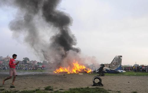 尼泊尔一架飞机坠毁致19人死亡