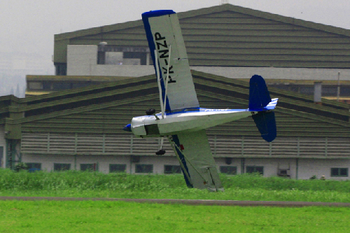 一小型训练机在印尼万隆航空展坠毁 机上两人死亡