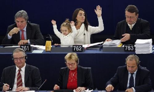 “辣妈”议员带2岁女儿一起上班 女儿学样举手投票
