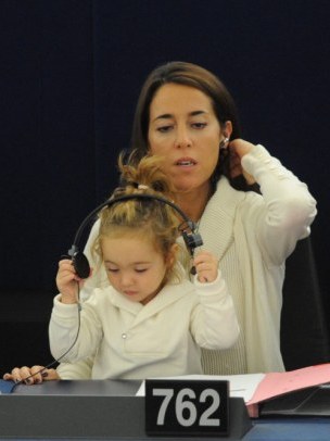 “辣妈”议员带2岁女儿一起上班 女儿学样举手投票