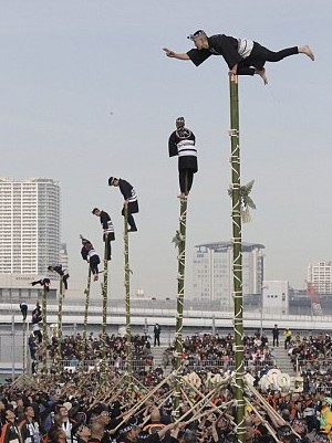 东京消防厅新年演习 高空竹梯演绎“日本style”