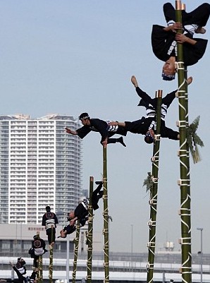 东京消防厅新年演习 高空竹梯演绎“日本style”