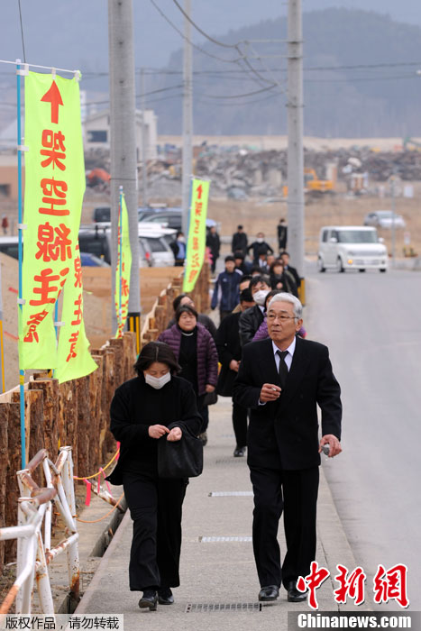 大批日本民众重回灾区 纪念