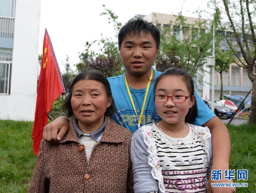 芦山中学高三学生赶赴成都异地复课