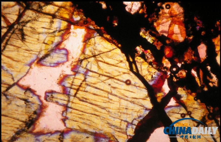 奇妙照片展现45亿年前陨石内部绚丽“万花筒”（组图）