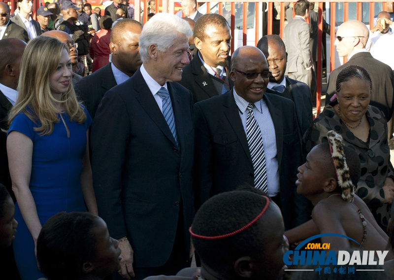 美国前总统克林顿携女儿访问南非（高清组图）