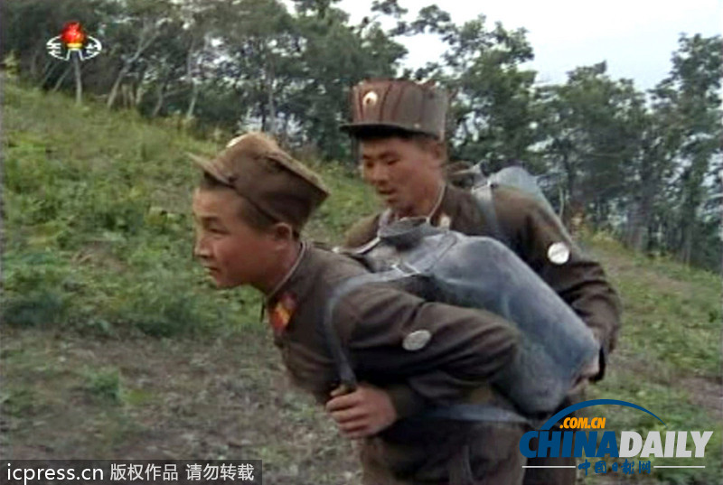 朝鲜欲建滑雪场 军人响应号召爬山运送物资