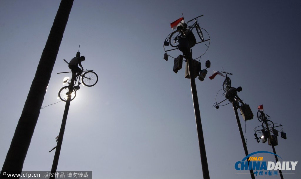 以国家名义狂欢 印尼民众爬高夺奖庆祝独立日（图）