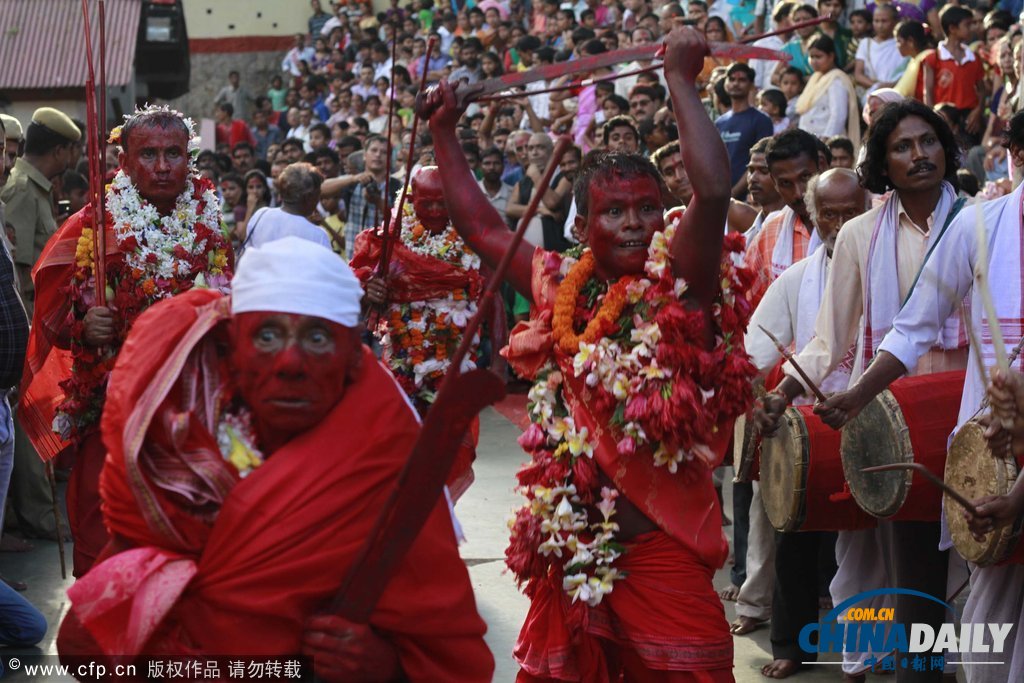 印度庆祝传统节日 另类舞蹈上演“血色激情”