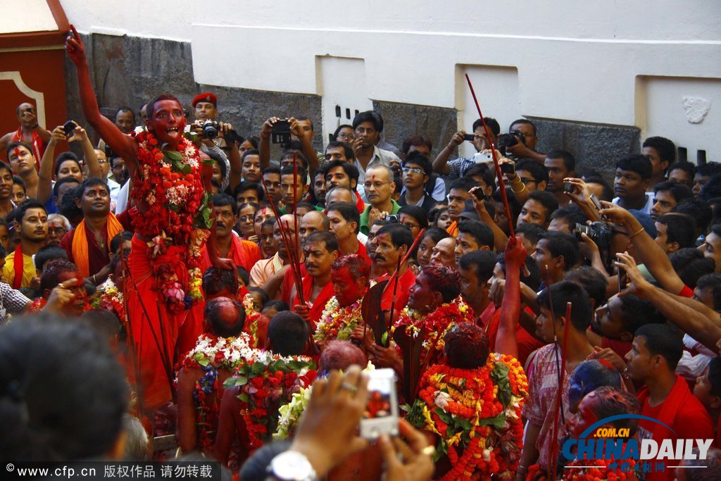 印度庆祝传统节日 另类舞蹈上演“血色激情”