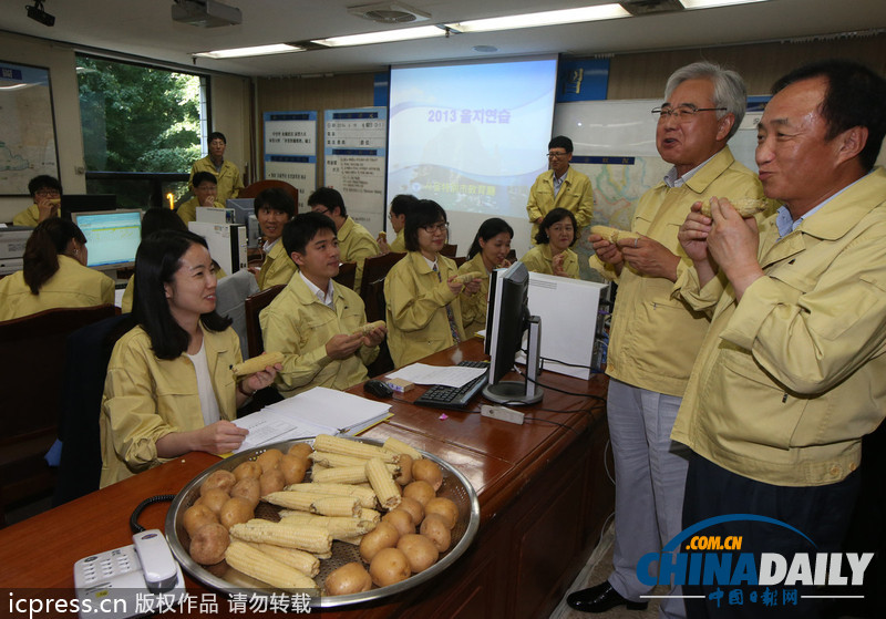 响应韩美演习 韩官员大嚼玉米土豆体验战士艰辛（组图）