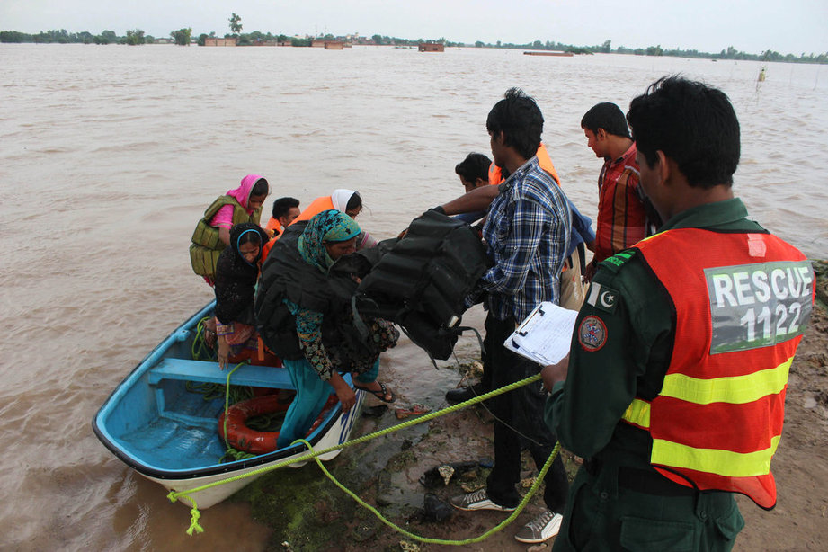 巴基斯坦洪灾已致至少118人死亡 军队帮助灾民转移（组图）