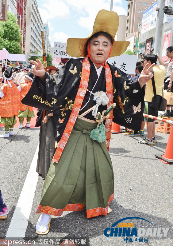 日本名古屋市长亮相cosplay峰会红毯 左拥右抱艳福不浅（组图）