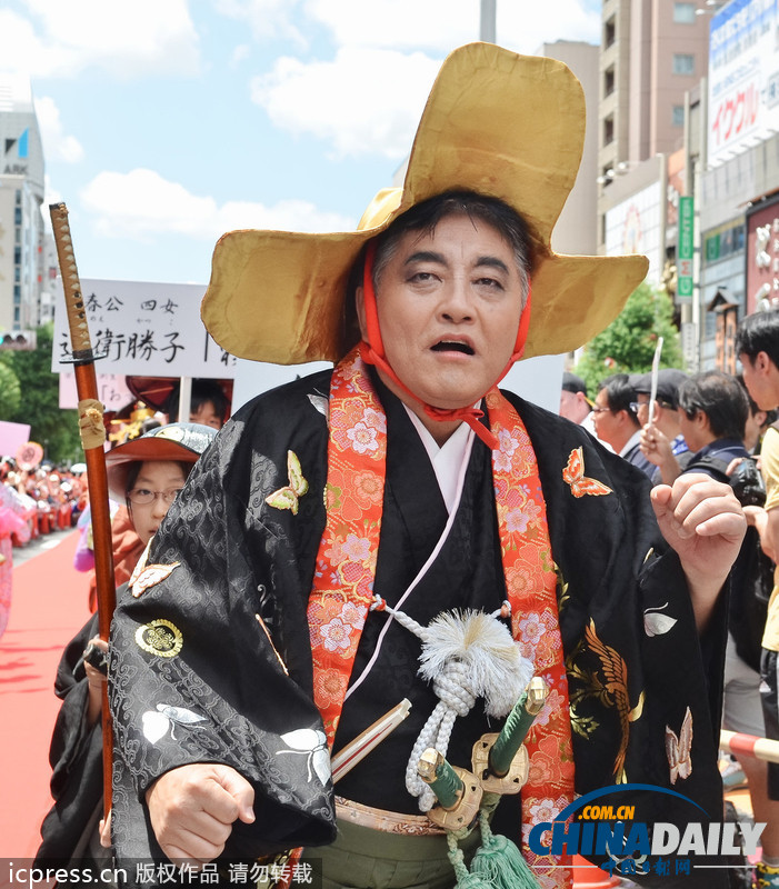 日本名古屋市长亮相cosplay峰会红毯 左拥右抱艳福不浅（组图）