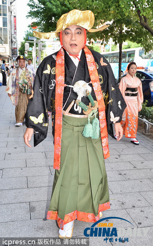 日本名古屋市长亮相cosplay峰会红毯 左拥右抱艳福不浅（组图）