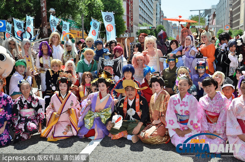 日本名古屋市长亮相cosplay峰会红毯 左拥右抱艳福不浅（组图）