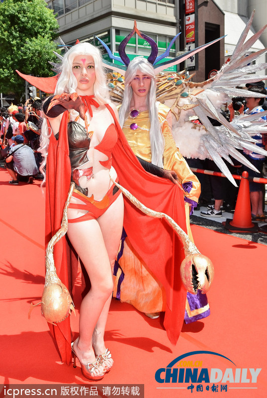 日本名古屋市长亮相cosplay峰会红毯 左拥右抱艳福不浅（组图）