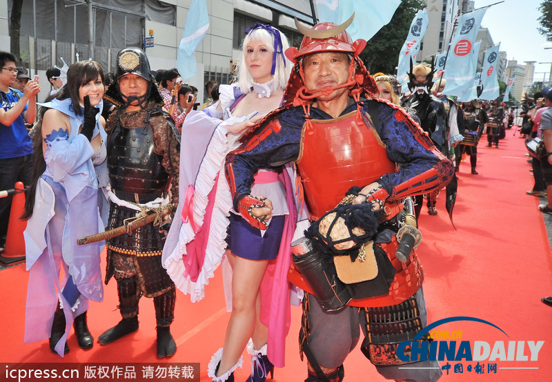 日本名古屋市长亮相cosplay峰会红毯 左拥右抱艳福不浅（组图）