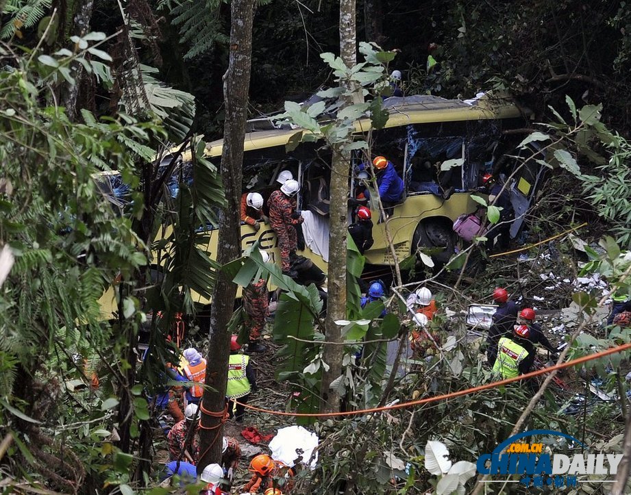 马来西亚公交车坠崖已致33人死亡 其中24名华人（高清组图）