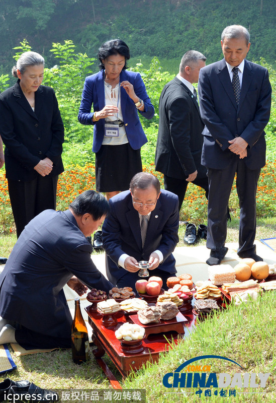 联合国秘书长潘基文夫妇回乡祭祖扫墓