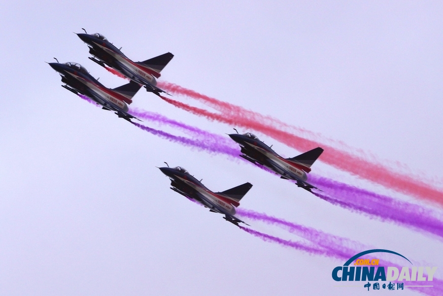 中国空军八一飞行表演队亮相莫斯科航展