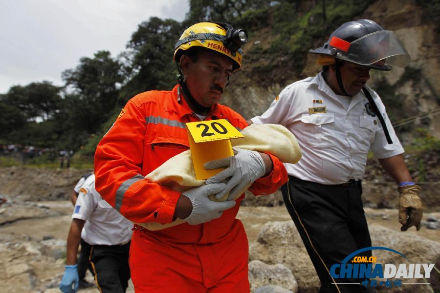 危地马拉客车从悬崖坠入深谷 至少45人死亡