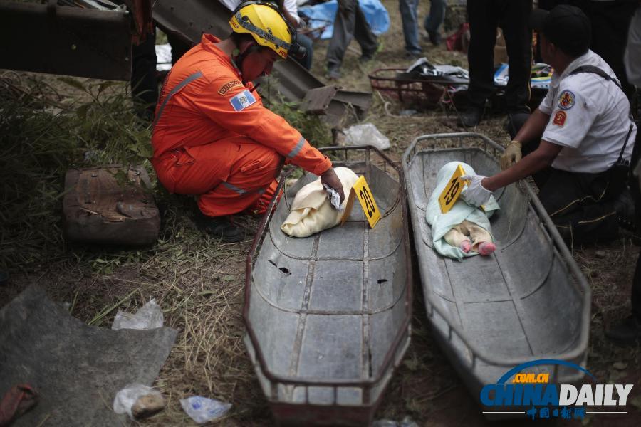 危地马拉客车从悬崖坠入深谷 至少45人死亡