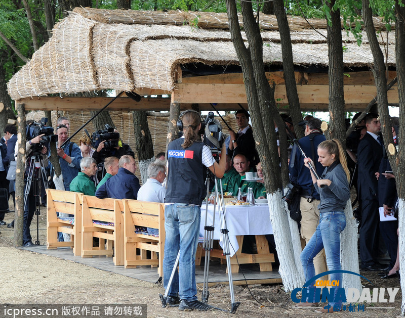 普京视察秋收情况 自称对着镜头很难尽情用餐（图）