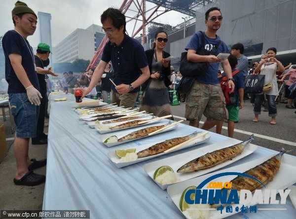 日本地震灾区为感恩烧烤5千秋刀鱼 东京市民免费享用