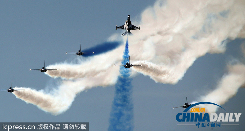 韩国航空展最后彩排迎建军节 月色作幕跳伞唯美